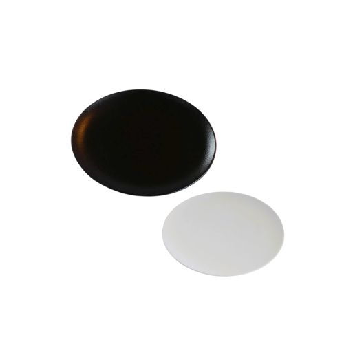 1 Assiette plate ronde noire porcelaine "Néo" 27 cm / / 1 Assiette plate ronde blanche porcelaine "Astéra" 25 cm